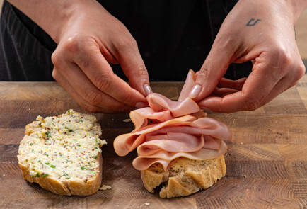 Фото шага рецепта Сэндвич с ветчиной и сыром в аэрогриле 189333 шаг 7