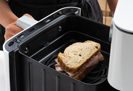 Фото шага рецепта Сэндвич с ветчиной и сыром в аэрогриле 189333 шаг 8