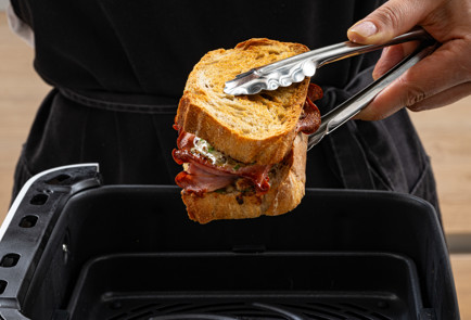 Фото шага рецепта Сэндвич с ветчиной и сыром в аэрогриле 189333 шаг 9
