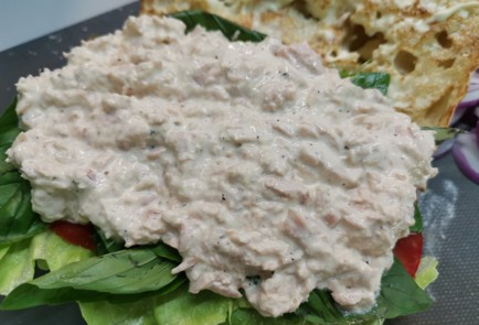 Фото шага рецепта Сэндвич с тунцом 189881 шаг 10  