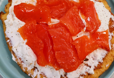 Фото шага рецепта Сэндвич с яйцами пашот авокадо и семгой 152091 шаг 11  