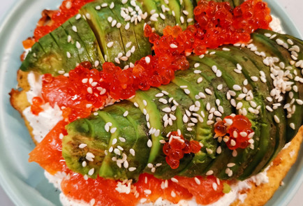 Фото шага рецепта Сэндвич с яйцами пашот авокадо и семгой 152091 шаг 12  