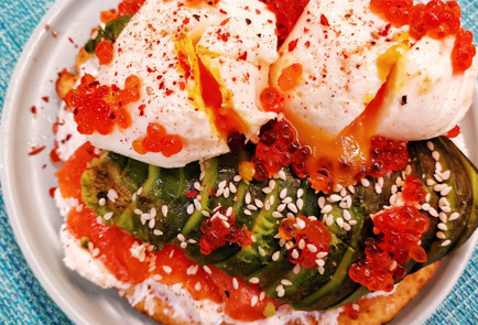 Фото шага рецепта Сэндвич с яйцами пашот авокадо и семгой 152091 шаг 13  