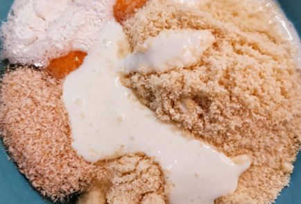 Фото шага рецепта Сэндвич с яйцами пашот авокадо и семгой 152091 шаг 2  