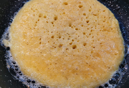 Фото шага рецепта Сэндвич с яйцами пашот авокадо и семгой 152091 шаг 3  