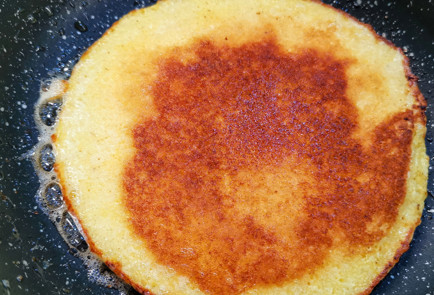 Фото шага рецепта Сэндвич с яйцами пашот авокадо и семгой 152091 шаг 4  