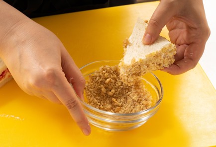 Фото шага рецепта Сэндвичи с козьим сыром и грецким орехом 139837 шаг 7