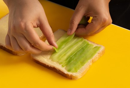 Фото шага рецепта Сэндвичи с огурцом 139835 шаг 4  