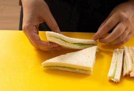 Фото шага рецепта Сэндвичи с огурцом 139835 шаг 5  