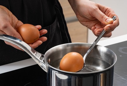 Фото шага рецепта Сэндвичи с печенью трески и вяленой клюквой 175753 шаг 2  