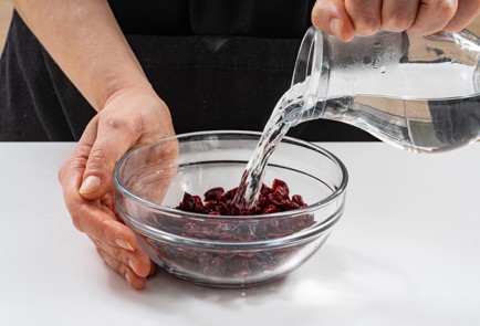 Фото шага рецепта Сэндвичи с печенью трески и вяленой клюквой 175753 шаг 3  