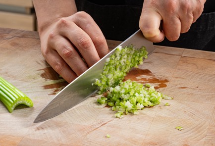 Фото шага рецепта Сэндвичи с печенью трески и вяленой клюквой 175753 шаг 4  