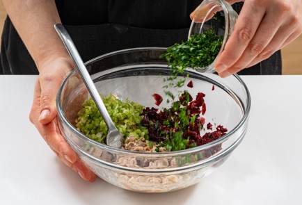 Фото шага рецепта Сэндвичи с печенью трески и вяленой клюквой 175753 шаг 7  