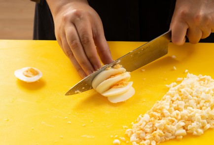 Фото шага рецепта Сэндвичи с яйцом и огурцом 139836 шаг 1  