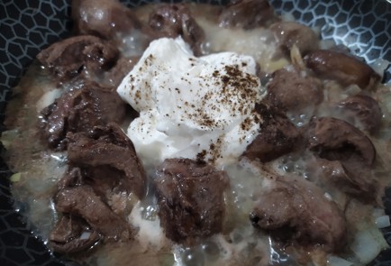 Фото шага рецепта Сердце индейки в сырном соусе 189389 шаг 6  