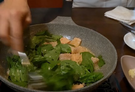 Фото шага рецепта Севанская форель с булгуром и шпинатом 137412 шаг 2