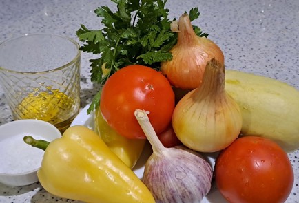 Фото шага рецепта Шакшука на сковороде с кабачками 186702 шаг 1  