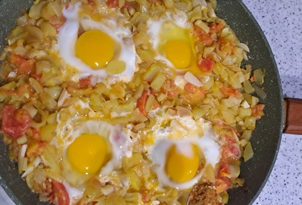 Фото шага рецепта Шакшука на сковороде с кабачками 186702 шаг 12  