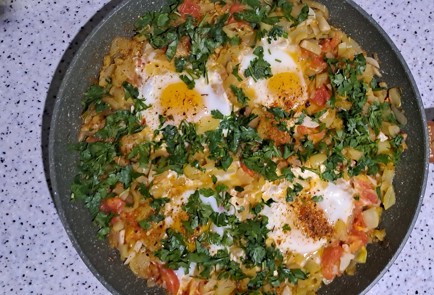 Фото шага рецепта Шакшука на сковороде с кабачками 186702 шаг 14  