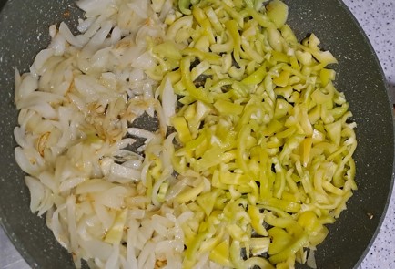 Фото шага рецепта Шакшука на сковороде с кабачками 186702 шаг 5  