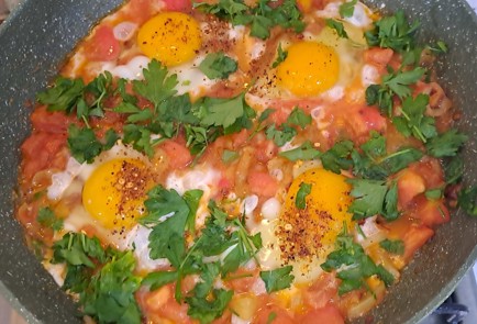 Фото шага рецепта Шакшука на сковороде со свежими помидорами 186612 шаг 12  