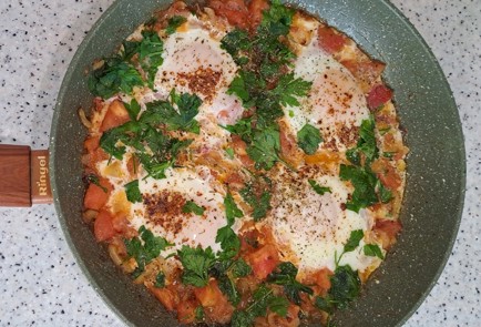 Фото шага рецепта Шакшука на сковороде со свежими помидорами 186612 шаг 13  