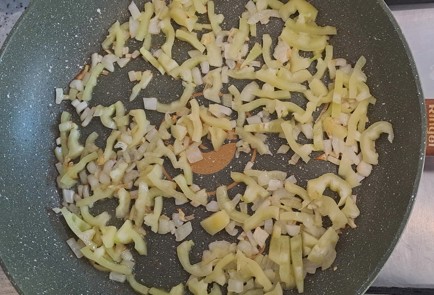 Фото шага рецепта Шакшука на сковороде со свежими помидорами 186612 шаг 5  