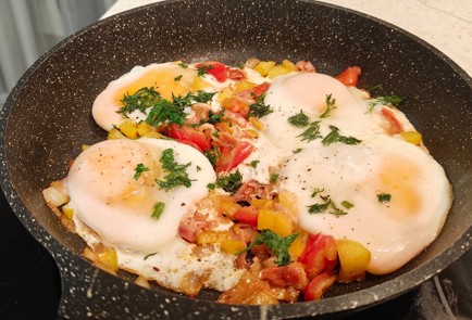 Фото шага рецепта Шакшука на завтрак с болгарским перцем и беконом 191219 шаг 10  