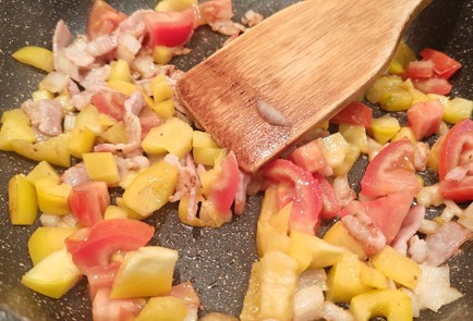 Фото шага рецепта Шакшука на завтрак с болгарским перцем и беконом 191219 шаг 6  