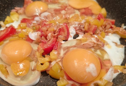 Фото шага рецепта Шакшука на завтрак с болгарским перцем и беконом 191219 шаг 7  