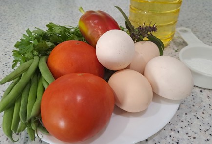 Фото шага рецепта Шакшука со спаржевой фасолью 190244 шаг 1  