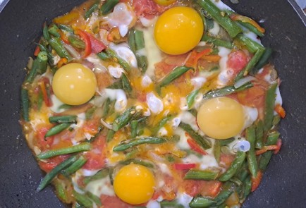 Фото шага рецепта Шакшука со спаржевой фасолью 190244 шаг 10  