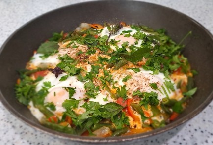 Фото шага рецепта Шакшука со спаржевой фасолью 190244 шаг 12  