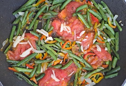 Фото шага рецепта Шакшука со спаржевой фасолью 190244 шаг 8  