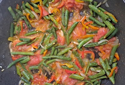 Фото шага рецепта Шакшука со спаржевой фасолью 190244 шаг 9  