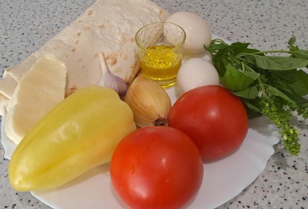 Фото шага рецепта Шакшука в духовке на лаваше с брынзой и базиликом 186614 шаг 1  