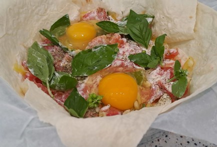 Фото шага рецепта Шакшука в духовке на лаваше с брынзой и базиликом 186614 шаг 13  