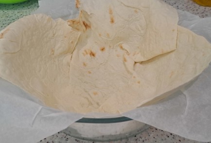 Фото шага рецепта Шакшука в духовке на лаваше с брынзой и базиликом 186614 шаг 2  