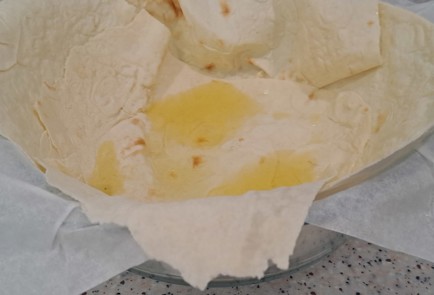 Фото шага рецепта Шакшука в духовке на лаваше с брынзой и базиликом 186614 шаг 3  