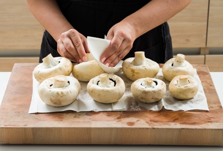 Фото шага рецепта Шампиньоны на мангале 152625 шаг 1  