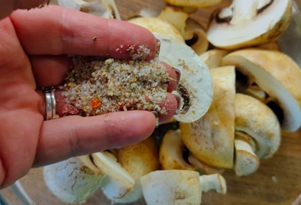 Фото шага рецепта Шампиньоны на мангале 189874 шаг 3  