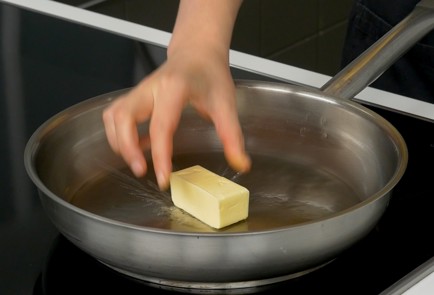 Фото шага рецепта Шампиньоны на сковороде 151663 шаг 3  