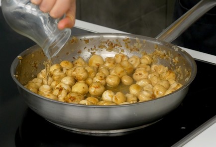 Фото шага рецепта Шампиньоны на сковороде 151663 шаг 6  