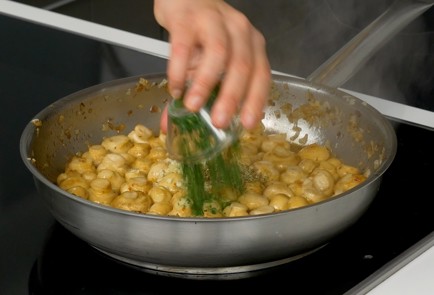 Фото шага рецепта Шампиньоны на сковороде 151663 шаг 7  