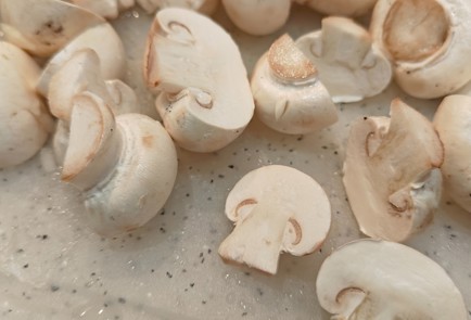 Фото шага рецепта Закусочные шампиньоны на сковороде 191376 шаг 2  