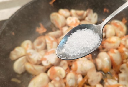 Фото шага рецепта Закусочные шампиньоны на сковороде 191376 шаг 8  