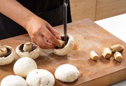 Фото шага рецепта Шампиньоны с беконом на мангале 174100 шаг 2  