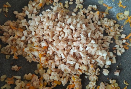 Фото шага рецепта Шампиньоны с куриным фаршем и сулугуни 186494 шаг 9  