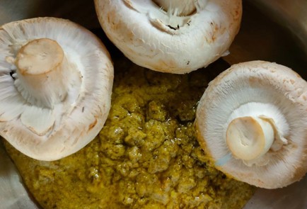 Фото шага рецепта Шампиньоны на гриле с песто 190609 шаг 6  