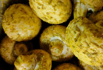 Фото шага рецепта Шампиньоны на гриле с песто 190609 шаг 7  